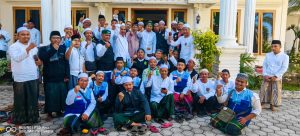 Paniti Pusat & Lokal Dzikir Jama'i berfoto bersama pengasuh ponpes As-Salaf (berdiri ditengah atas kupluk hijau)