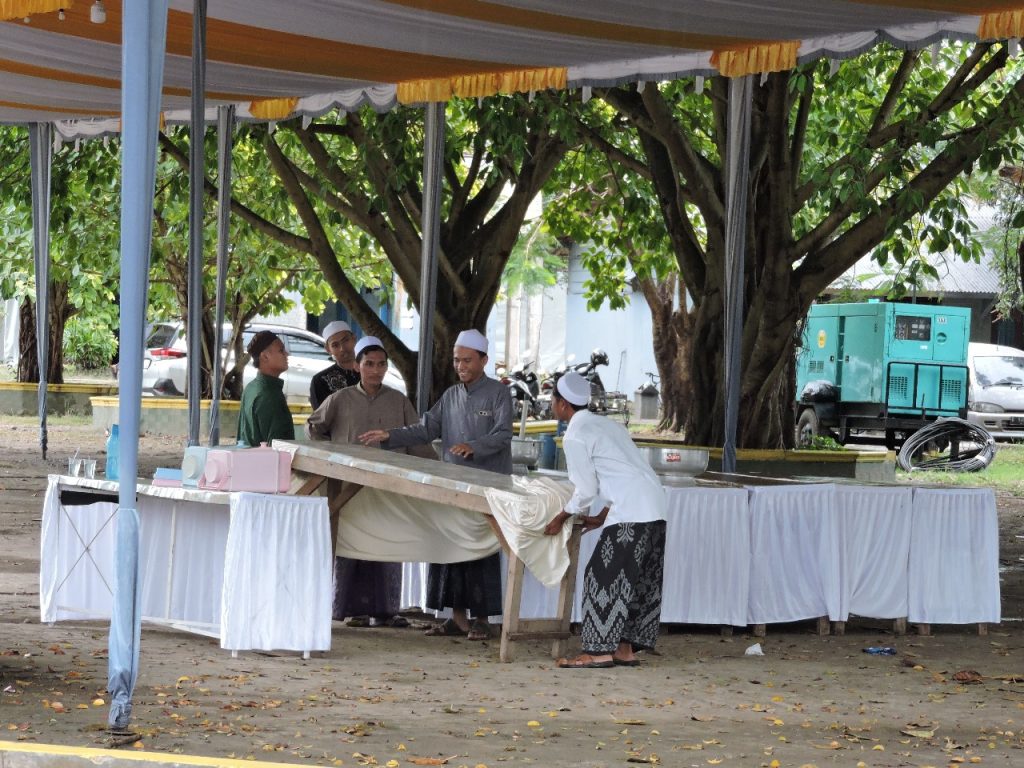 Foto panitia menyiapkan tempat makan