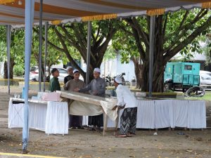 Foto panitia menyiapkan tempat makan