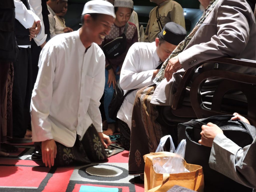 Jamaah bermushofahah (bersalaman) dengan Abi K.H. M. Ihya Ulumiddin pada Taushiyah Syahriyah Oktober 2025 di Sentra Dakwah Al Haroman,, Ketintang, Surabaya pada Ahad (5/10/2025). (TIH)